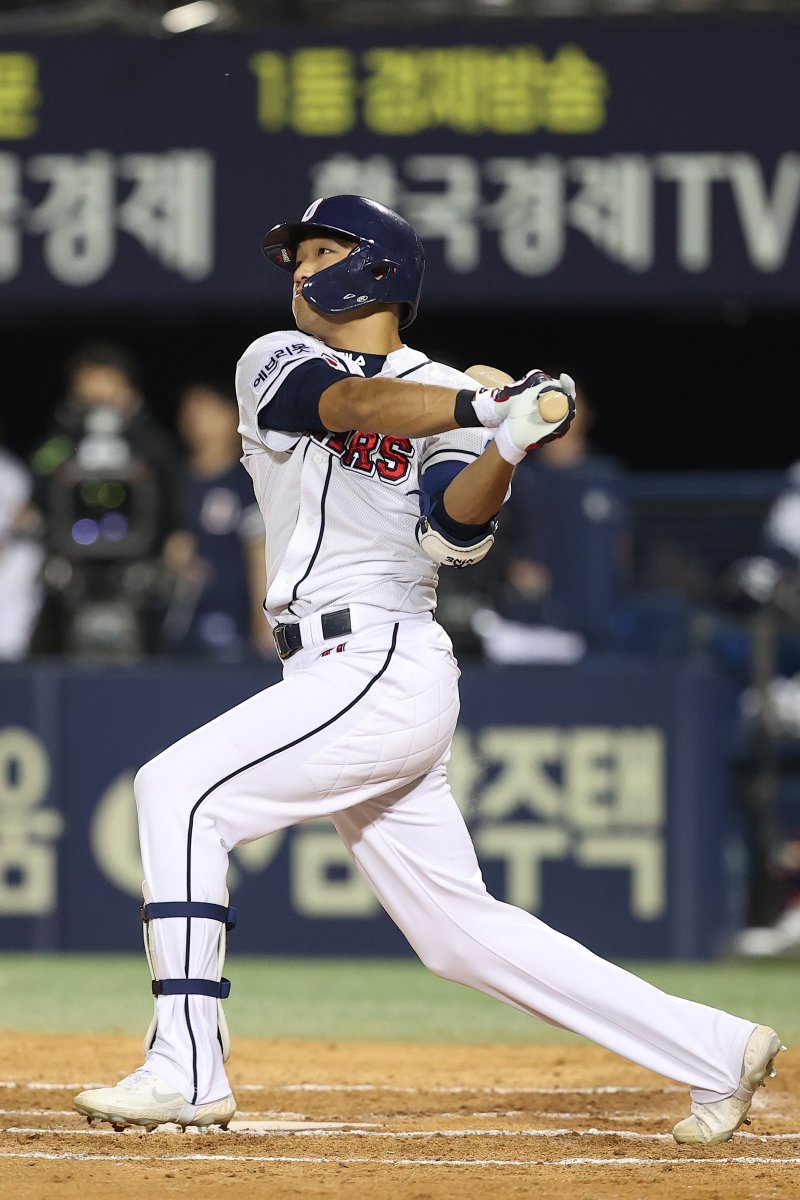 지난해 9월 14일 서울 잠실야구장에서 열린 2022 프로야구 KBO리그 LG 트윈스와 두산 베어스 경기 6회말 2사에서 두산 김대한이 안타를 쳐내고 있다. 연합뉴스