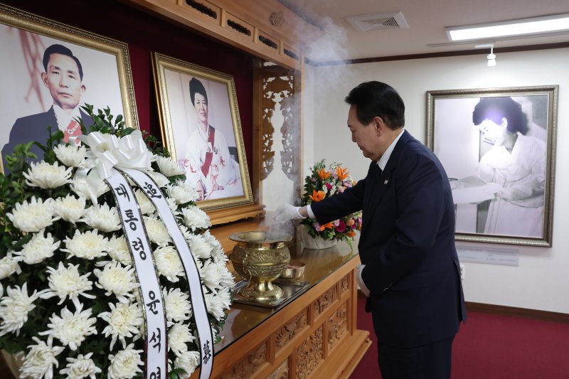 윤석열 대통령이 1일 경북 구미 고(故) 박정희 전 대통령 생가를 방문해 추모관에서 분향하고 있다. 윤 대통령은 이날 방명록에 '위대한 지도자가 이끈 위대한 미래, 국민과 함께 잊지 않고 이어가겠습니다' 라는 글을 남겼다. 사진=대통령실 제공