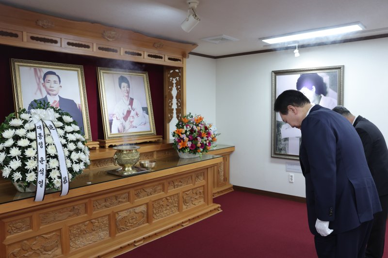 윤석열 대통령이 1일 경북 구미 고 박정희 전 대통령 생가를 방문해 추모관에서 묵념하고 있다. 사진=대통령실 제공