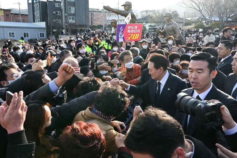 윤석열 대통령이 1일 취임 후 처음으로 경북 구미 고 박정희 전 대통령 생가를 찾아 시민들과 인사를 나누고 있다. 사진=대통령실 제공