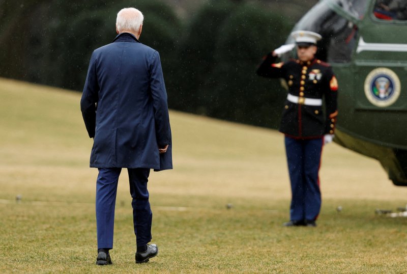 조 바이든(왼쪽) 미국 대통령이 지난달 31일(현지시간) 워싱턴 백악관에서 뉴욕으로 가기 위해 대통령 전용 헬기인 해병1호기로 향하고 있다. 로이터뉴스1