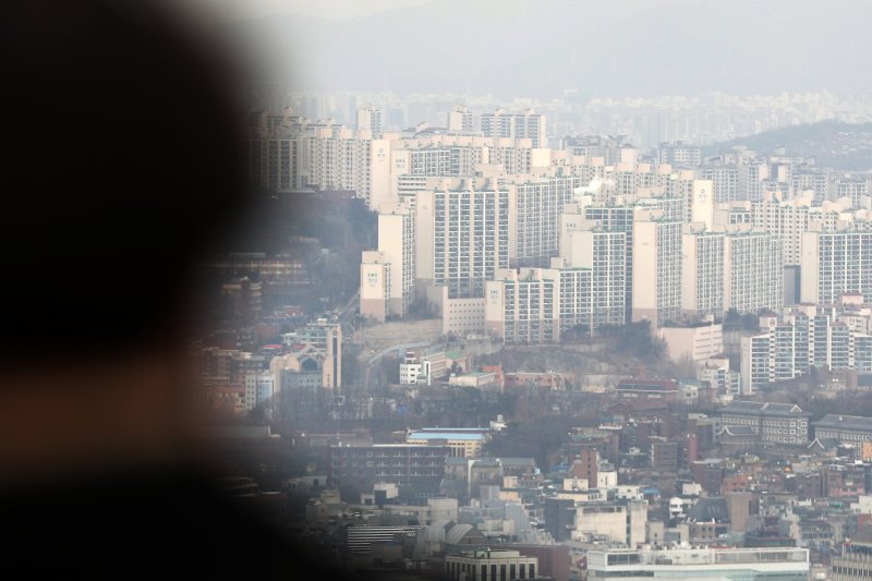 [서울=뉴시스] 백동현 기자 = 정부의 부동산 시장 연착륙을 위한 규제 완화책에도 불구하고 시장의 반응이 차갑다. 최근 집값 하락과 함께 전셋값도 크게 떨어지며 '역전세 현상'이 심화되고 있다. 사진은 29일 오후 서울 남산에서 바라본 서울 시내 아파트. 2023.01.29. livertrent@newsis.com