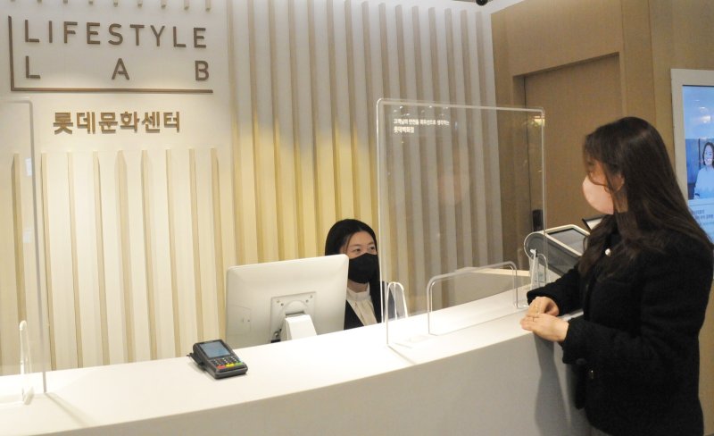 롯데백화점 대구점을 찾은 한 고객이 문화센터 데스크에서 강좌 상담을 받고 있다.(롯데백화점 제공)