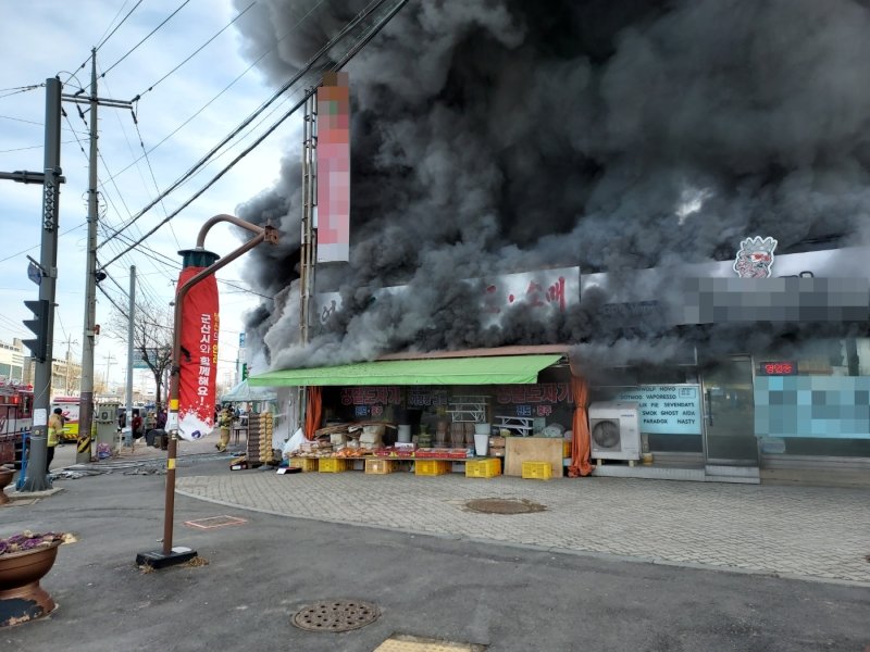 2일 오전 10시19분께 전북 군산시 소룡동의 한 의류매장에서 불이났다.(전북소방본부 제공)2023.2.2/뉴스1