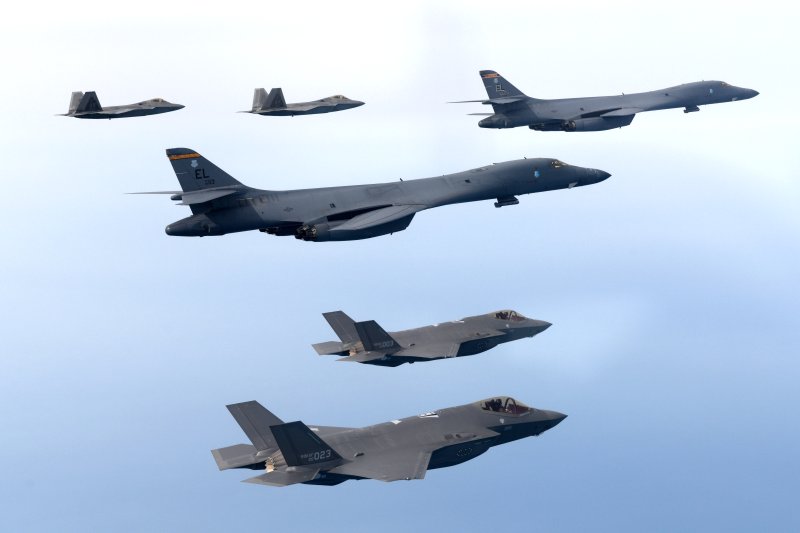한미 공군이 1일 서해 상공에서 우리 측 F-35A 전투기와 미측의 B-1B 전략폭격기 및 F-22·F-35B 전투기로 연합공중훈련을 시행하고 있다. 사진=국방부 제공