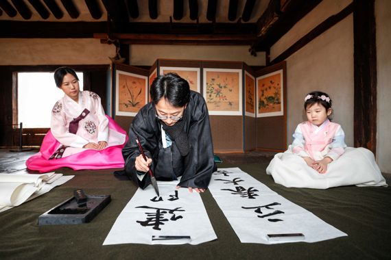 절기상 입춘을 이틀 앞둔 2일 서울 종로구 국립민속박물관 오촌댁에서 새해의 복을 기원하는 마음을 담아 박진우 서예가가 입춘첩을 쓰고 있다. 사진=박범준 기자