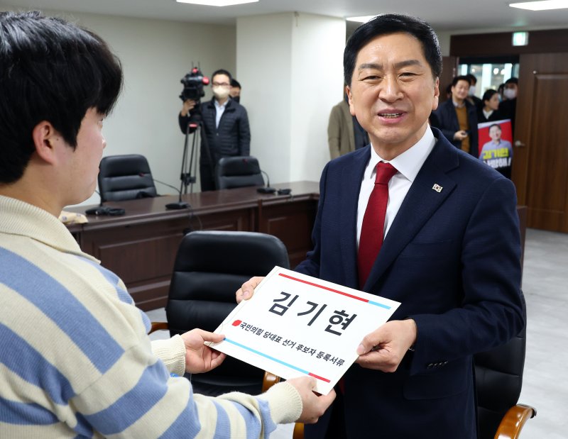 국민의힘 당권 주자인 김기현 의원이 2일 서울 여의도 중앙당사에서 당대표 후보 등록을 하고 있다. 사진=뉴스1화상