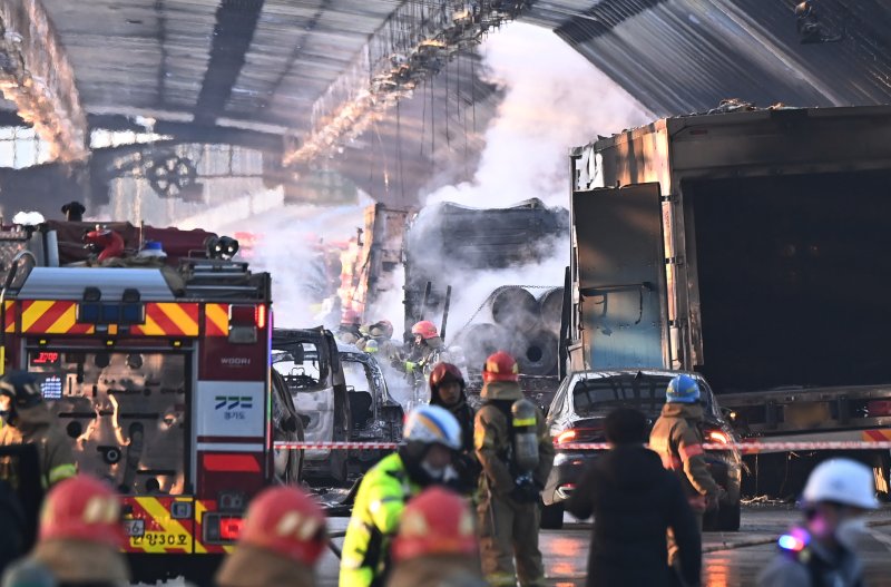 [과천=뉴시스] 김종택 기자 = 29일 오후 경기도 과천시 제2경인고속도로 북의왕 IC 인근 방음터널에서 화재가 발생해 소방대원들이 진화작업을 벌이고 있다.. 2022.12.29. jtk@newsis.com