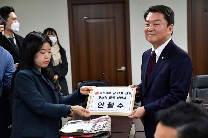 국민의힘 당권 주자인 안철수 의원이 2일 서울 여의도 중앙당사에서 당대표 후보 등록을 하고 있다. (공동취재) 2023.2.2/뉴스1 ⓒ News1 유승관 기자