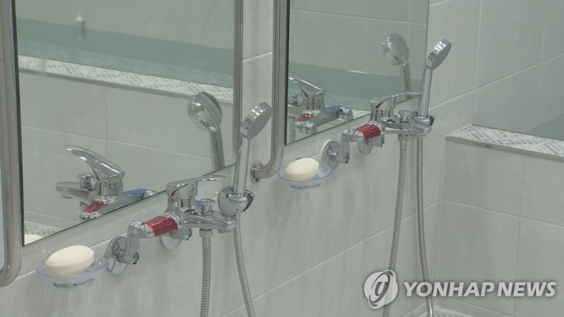 헬스장 남자 샤워실에 여성이 두 번이나… 항의해도 '시큰둥'