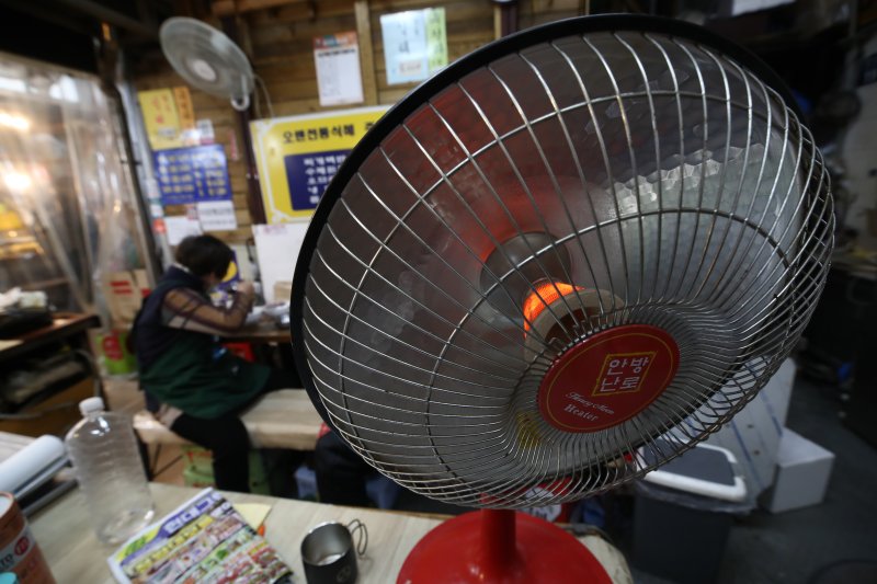 지난 2일 오전 서울 시내 전통시장 분식집에 전기난로가 놓여 있다. 뉴스1 제공