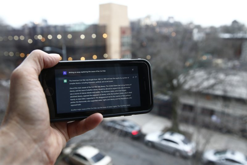 [뉴욕=AP/뉴시스] 한 사용자 스마트폰에 챗GPT가 실행된 모습. 2023.01.05. /사진=뉴시스