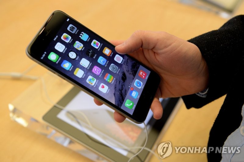 한 소비자가 애플 아이폰6 플러스 제품을 살피고 있다. 사진=연합뉴스
