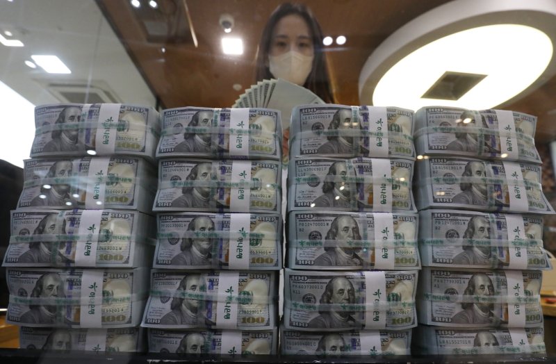 (2일 오후 중구 하나은행 위변조대응센터에서 직원이 미국 달러를 정리하고 있다. 이날 원·달러환율은 11원 하락한 1,220.30원으로 장을 마쳤다. 2일 오후 중구 하나은행 위변조대응센터에서 직원이 미국 달러를 정리하고 있다. 이날 원·달러환율은 11원 하락한 1,220.30원으로 장을 마쳤다. 2023.2.2/뉴스1 /