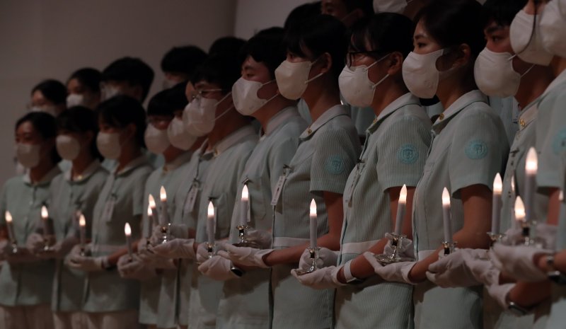 [부산=뉴시스] 하경민 기자 = 동의대학교 간호학과 4학년 학생 129명이 지난해 12월2일 오후 부산 부산진구 동의대 석당아트홀에서 촛불을 들고 간호사 정신과 사명을 다짐하는 나이팅게일 선서를 하고 있다. 2023.02.02. yulnetphoto@newsis.com