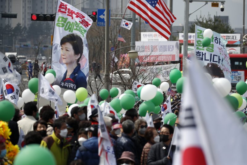 24일 오후 대구시 달성군 박근혜 전 대통령의 사저 앞에 박근혜 전 대통령 환영 인파가 모여있다. 2022.3.24/뉴스1 ⓒ News1 이승배 기자