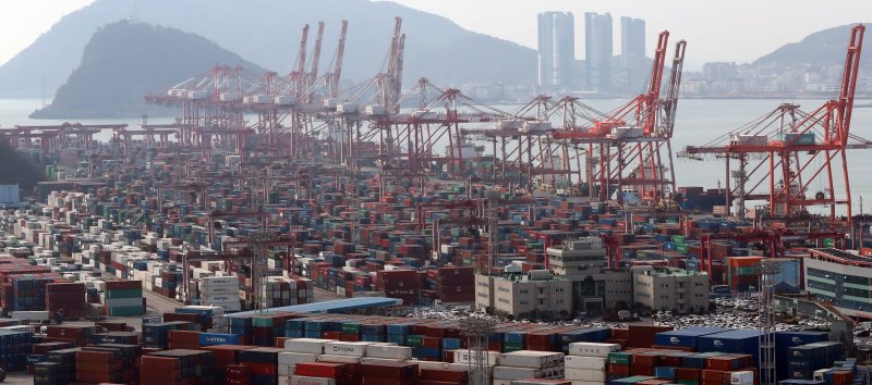 BNK경제연구원이 2일 '2023년 동남권 수출 전망' 연구보고서를 발표하고 올해 동남권 지역 수출이 조선·자동차 증가에 힘입어 전년 대비 1.5% 늘어날 것으로 예측했다. 지난 1일 부산 남구 신선대부두 야적장에 컨테이너가 가득 쌓여 있다. 뉴시스