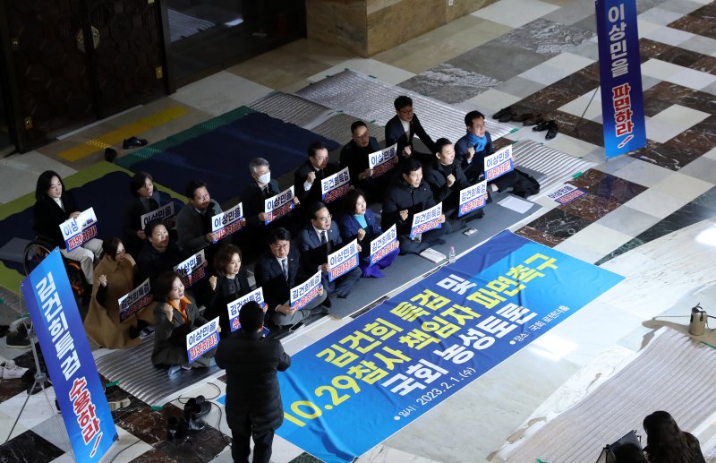 박홍근 더불어민주당 원내대표를 비롯한 의원들이 지난 2일 오전 서울 여의도 국회에서 '김건희 특검 및 10.29 참사 책임자 파면'을 촉구하는 밤샘 농성토론 후 브리핑을 하고 있다. 사진=뉴시스