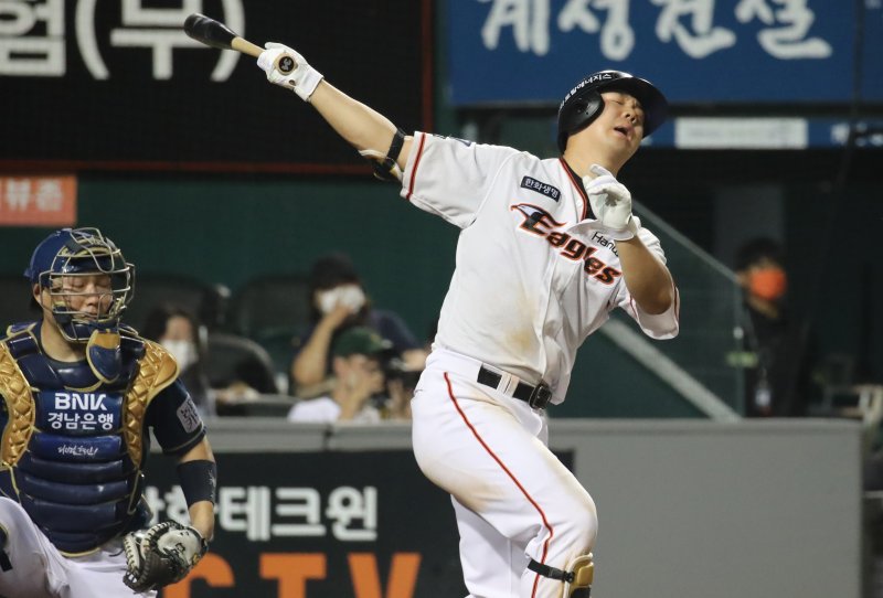 6일 대전 중구 한화생명 이글스파크에서 열린 프로야구 '2022 신한은행 SOL KBO리그' NC 다이노스와 한화 이글스 경기에서 7회말 2사 2, 3루 상황 한화 김인환이 삼진을 당하자 안타까워 하고 있다. 2022.7.6/뉴스1 ⓒ News1 김기태 기자