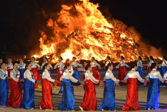 ▲ 해운대구는 정월대보름인 5일 부산 해운대해수욕장에서 ‘제38회 해운대달맞이온천축제’를 개최한다.