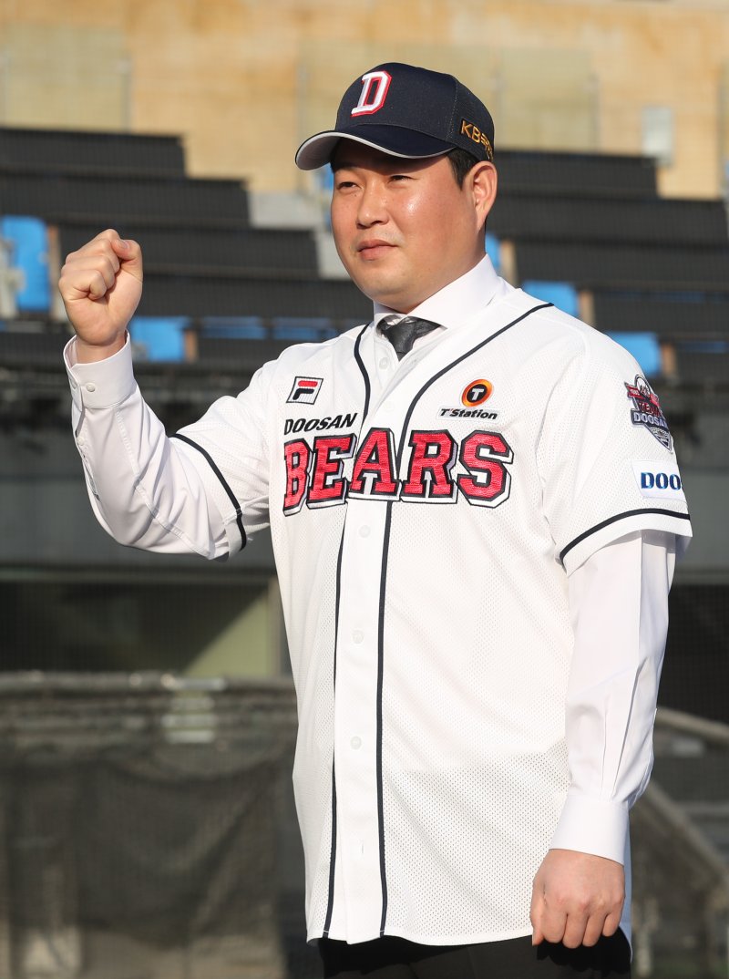 양의지 선수가 11일 서울 송파구 잠실야구장에서 열린 '두산베어스 입단식'에서 포즈를 취하고 있다. 양의지는 지난해 두산과 '4+2년 최대 152억원'의 초대형 FA 계약을 했다. 2023.1.11/뉴스1 ⓒ News1 송원영 기자