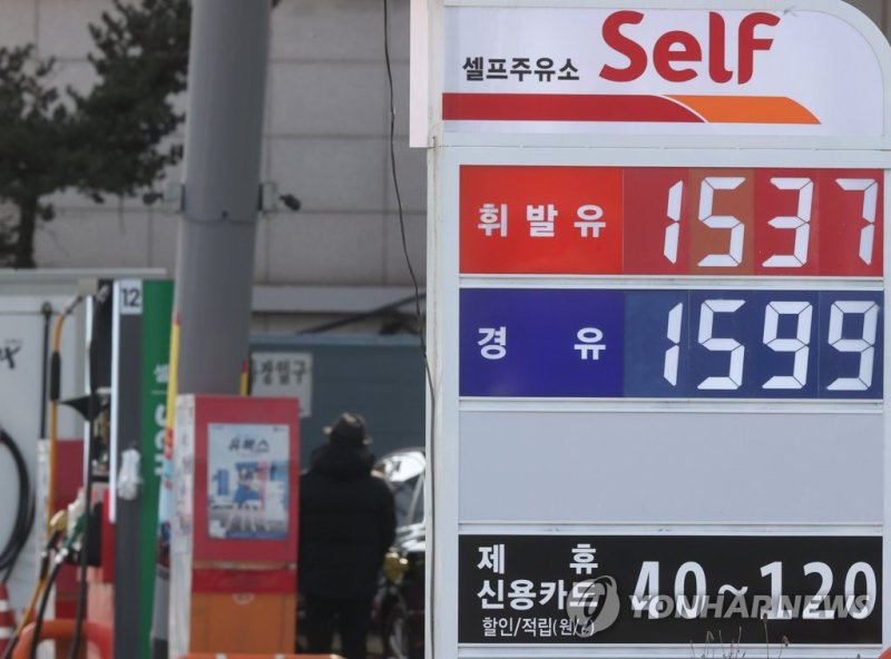 이번 주 국내 주유소의 휘발유 판매 가격은 오르고 경유 판매 가격은 하락했다. /사진=연합뉴스