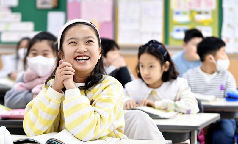 [대구=뉴시스] 이무열 기자 = 일부 시설을 제외한 실내에서 마스크 착용 의무가 해제된 30일 오전 대구 중구 삼덕초등학교에서 마스크를 벗은 학생들과 착용한 학생들이 함께 수업을 듣고 있다. 2023.01.30. lmy@newsis.com