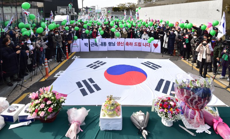 [대구=뉴시스] 이무열 기자 = 2일 오후 대구 달성군 유가읍 박근혜 전 대통령 사저 앞에서 우리공화당 당원들이 박 전 대통령 생일 축하 행사를 하고 있다. 2023.02.02. lmy@newsis.com