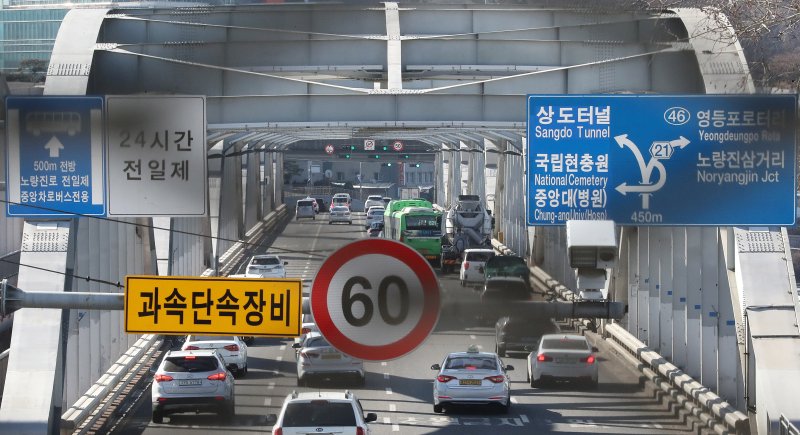 [서울=뉴시스] 백동현 기자 = 지난 30일 오후 서울 용산구 한강대교 중간지점에 시속 60km 과속단속 카메라가 설치돼 있다. 2023.02.04. livertrent@newsis.com