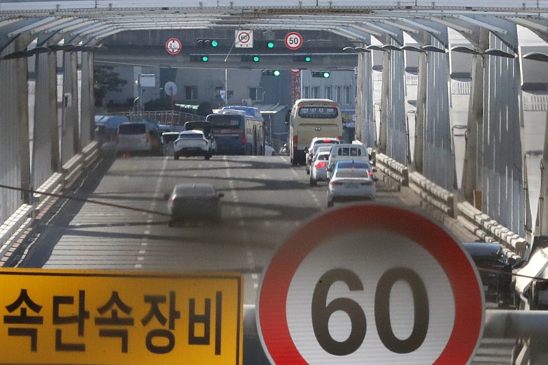 [서울=뉴시스] 백동현 기자 = 지난 30일 오후 서울 용산구 한강대교 중간지점에 시속 60km 과속단속 카메라가 설치돼 있다. 2023.02.04. livertrent@newsis.com