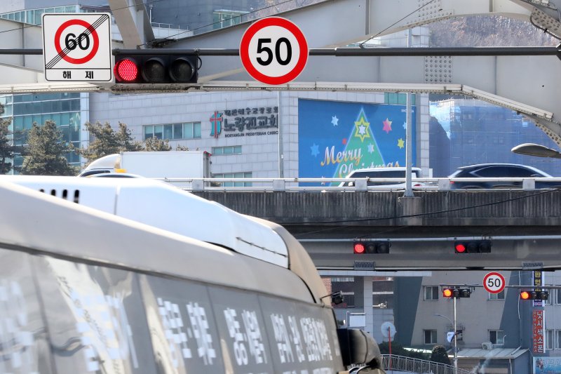 [서울=뉴시스] 백동현 기자 = 지난 30일 오후 서울 용산구 한강대교 중간지점에 시속 60km 과속단속 카메라가 설치돼 있다. 2023.02.04. livertrent@newsis.com