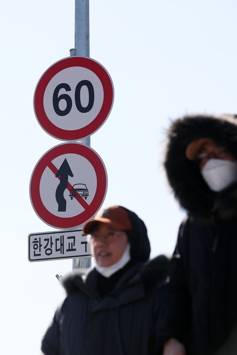 [서울=뉴시스] 백동현 기자 = 지난 30일 오후 서울 용산구 한강대교 중간지점에 시속 60km 구간임을 알리는 안내판이 설치돼 있다. 2023.02.04. livertrent@newsis.com