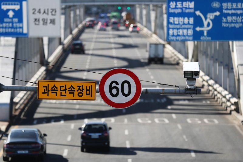 [서울=뉴시스] 백동현 기자 = 지난 30일 오후 서울 용산구 한강대교 중간지점에 시속 60km 과속단속 카메라가 설치돼 있다. 2023.02.04. livertrent@newsis.com