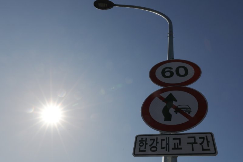 [서울=뉴시스] 백동현 기자 = 지난 30일 오후 서울 용산구 한강대교 중간지점에 시속 60km 구간임을 알리는 안내판이 설치돼 있다. 2023.02.04. livertrent@newsis.com