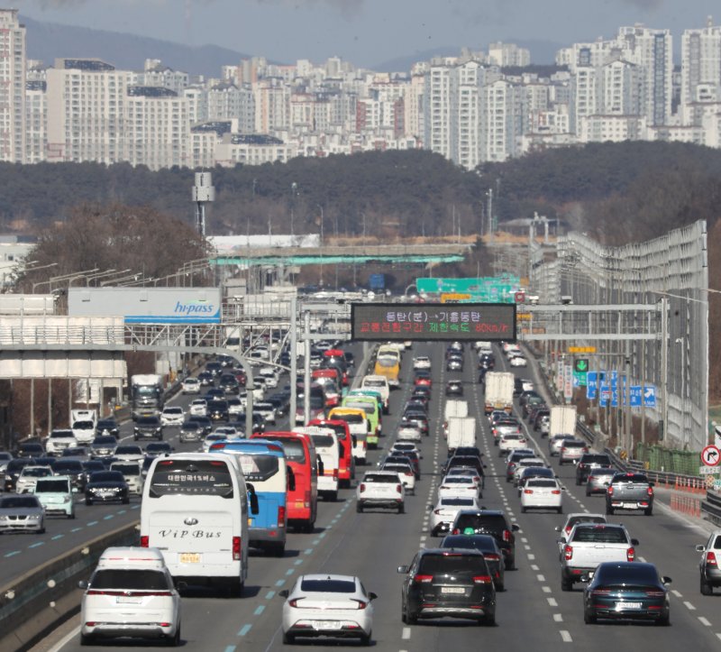 경부고속도로 오산IC 인근 상하행선 모습. 뉴스1