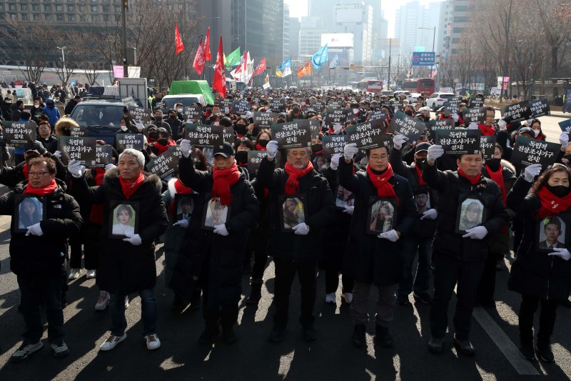 10·29 이태원참사 유가족협의회와 시민대책회의 등 참석자들이 지난 4일 서울 용산구 녹사평역 인근에 마련된 이태원참사 희생자 합동분향소에서 출발해 광화문 광장을 향해 '100일 추모행진'을 하며 구호를 외치고 있다. /뉴시스