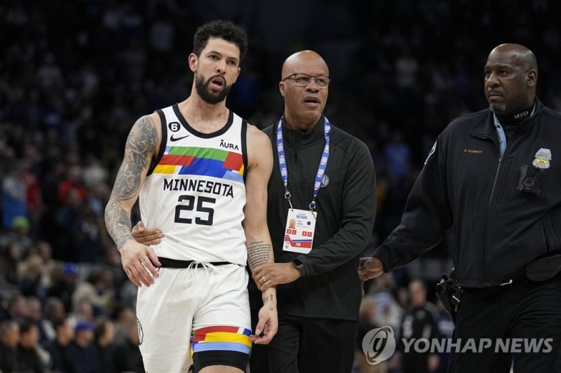 퇴장당하는 리버스 Minnesota Timberwolves guard Austin Rivers (25) exits the game after being ejected for participating in a scrum against the Orlando Magic during the second half of an NBA basketball game, Friday, Feb. 3, 2023, in Minneapolis. (AP Photo/Abbie Parr)