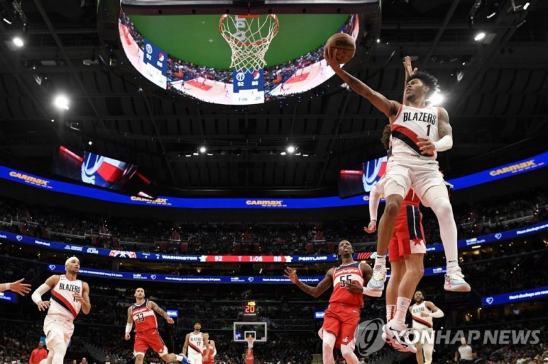 앤퍼니 사이먼스(1) 슛 Portland Trail Blazers guard Anfernee Simons (1) goes to the basket during the second half of an NBA basketball game against the Washington Wizards, Friday, Feb. 3, 2023, in Washington. The Trail Blazers won 124-116. (AP Photo/Nick Wass)
