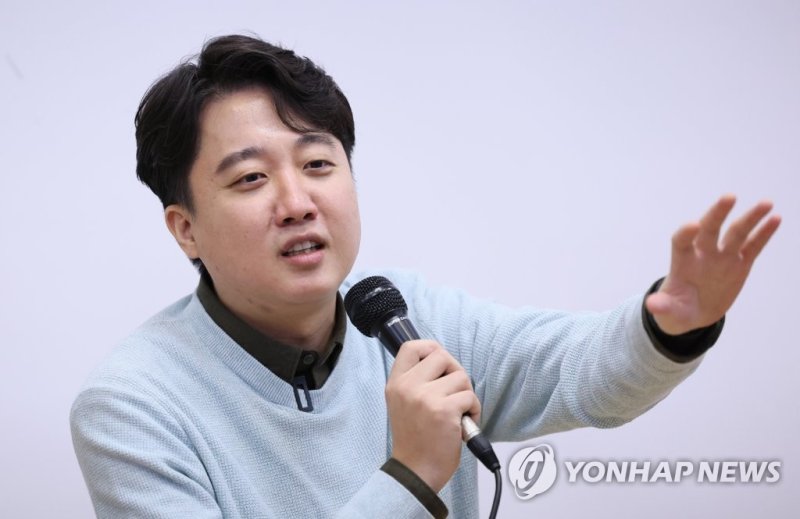 이준석, '보수주의의 길을 묻다' 특강 (서울=연합뉴스) 이정훈 기자 = 국민의힘 이준석 전 대표가 22일 오후 서울 성북구 고려대학교 정경관에서 정치외교학과 '한국의신보수주의' 주최로 열린 특별 강연 '보수주의의 길을 묻다'에서 학생 패널들의 질문에 답하고 있다. 2022.12.22 uwg806@yna.co.kr (끝)