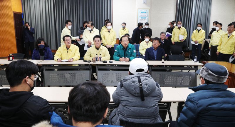 조승환 해양수산부 장관(왼쪽 넷째)과 김영록 전남도지사(왼쪽 셋째)가 5일 목포시 산정동 신안군수산업협동조합 대회의실에서 신안군 임자도 인근 해상에서 전복사고가 발행한 인천시 선적 청보호(24톤) 실종자 가족과 구조상황 등에 대해 이야기를 나누고 있다.(전남도 제공)