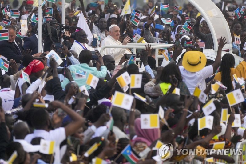 수만명에 달하는 남수단 신자들의 환호를 받으며 미사 장소인 주바 존 가랑 묘역으로 향하는 프란치스코 교황. Pope Francis arrives to celebrate mass at the John Garang Mausoleum in Juba, South Sudan, Sunday, Feb. 5, 2023. Francis is in South Sudan on the second leg of a six-day trip that started in Congo, hoping to bring comfort and encouragement t