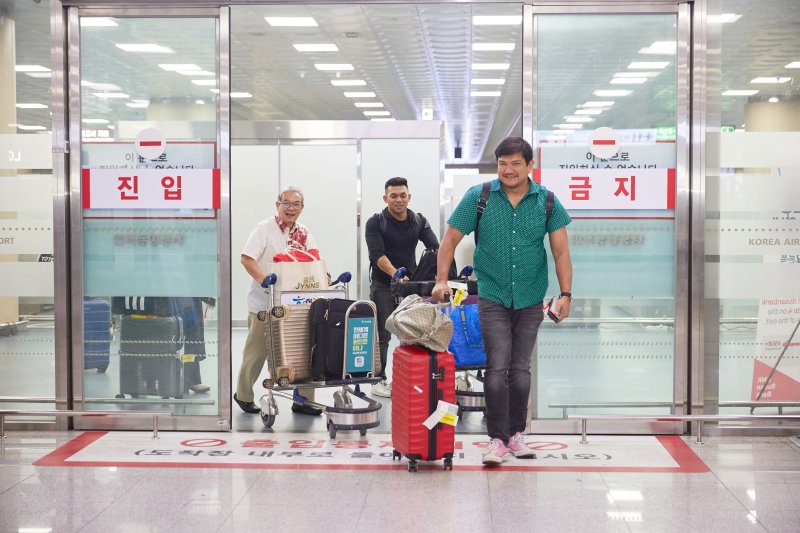 말레이시아 관광객이 지난 3일 김해국제공항 입국장으로 들어오고 있다. 부산관광공사 제공