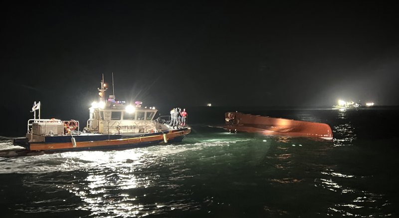 5일 오후 전남 신안군 임자면 대비치도 서쪽 해상에서 해경 등 구조 당국이 청보호 전복사고 실종자 야간 수색 작업을 진행하고 있다. 24톤급 통발어선 청보호는 전날 오후 11시19분쯤 전복됐고, 승선원 12명 중 9명이 실종됐다. 목포해양경찰 제공