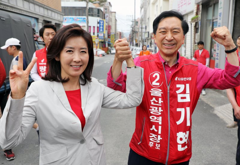 2018년 6월 9일 당시 나경원 자유한국당 의원과 김기현 한국당 울산시장 후보가 두 손을 맞잡고 있는 모습. 사진=뉴스1