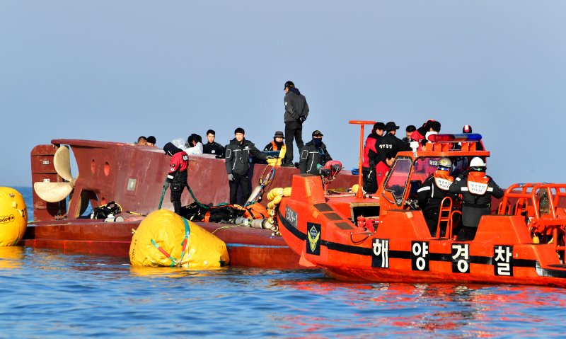 지난 5일 오후 전남 신안군 임자도 주변 해상에 전복돼있는 청보호 위에서 해경이 구조 작업을 벌이고 있다. 사진=뉴시스