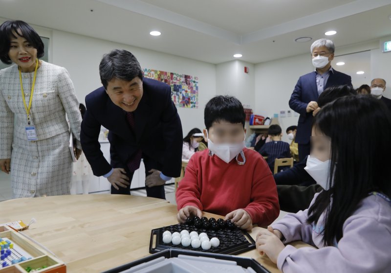 [서울=뉴시스] 고승민 기자 = 이주호 사회부총리 겸 교육부 장관이 6일 서울 송파위례유치원을 찾아 유보통합 추진 관련 간담회를 하기 전 원생들을 만나고 있다. 2023.02.06. kkssmm99@newsis.com