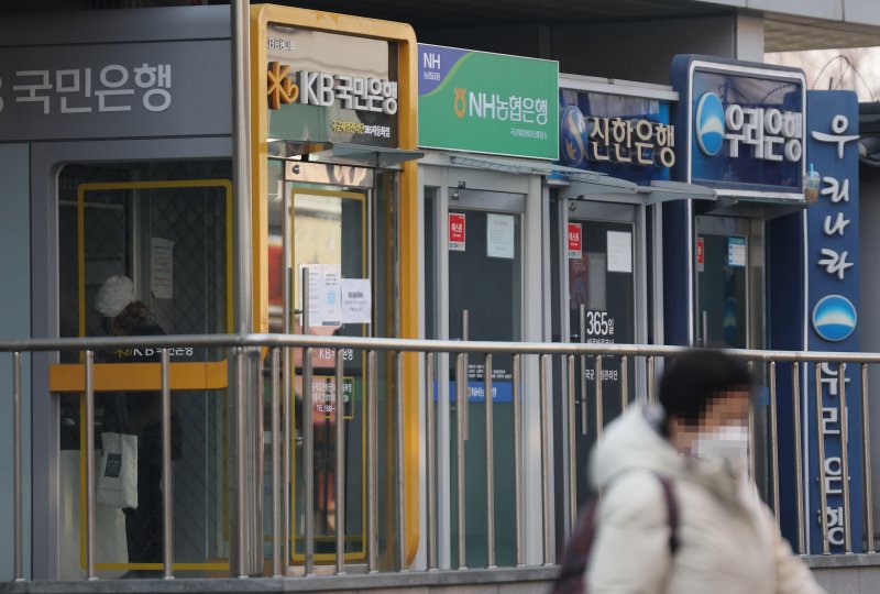 지난 1월 한국은행이 기준금리를 연 3.5%로 인상했지만, 시중은행과 저축은행의 수신(예·적금) 금리는 지속해서 하락하고 있다. 사진은 2월 6일 서울 시내에 설치되어 있는 주요 은행들의 현금인출기. 2023.2.6. 연합뉴스.