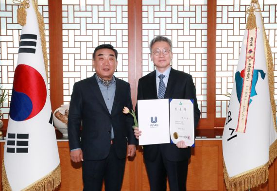 김두겸 울산시장이 6일 시장실에서 박철민 전 헝가리대사(오른쪽)를 울산시 국제관계대사 임명하고 울산지역의 해외시장 개척과 투자유치 활동에 힘써 달라고 당부했다. /사진=울산시 제공