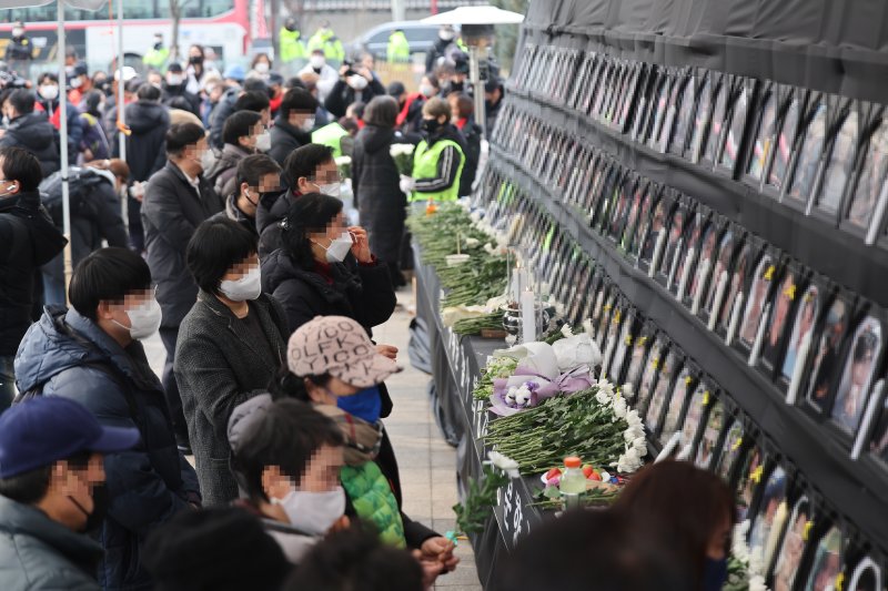 서울시는 만 18세 이상 1007명의 시민을 대상으로 광화문광장 또는 서울광장에 이태원 참사 분향소를 설치하는 것에 대해 찬반을 물어본 결과, 10명 중 6명이 ‘반대한다’고 응답했다고 밝혔다. /사진=연합뉴스