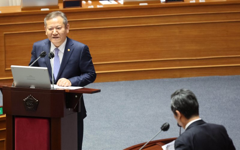 이상민 행정안전부 장관이 6일 국회 본회의에서 열린 정치·외교·통일·안보 분야 대정부질문에서 정청래 의원의 질문에 답변하고 있다. 연합뉴스